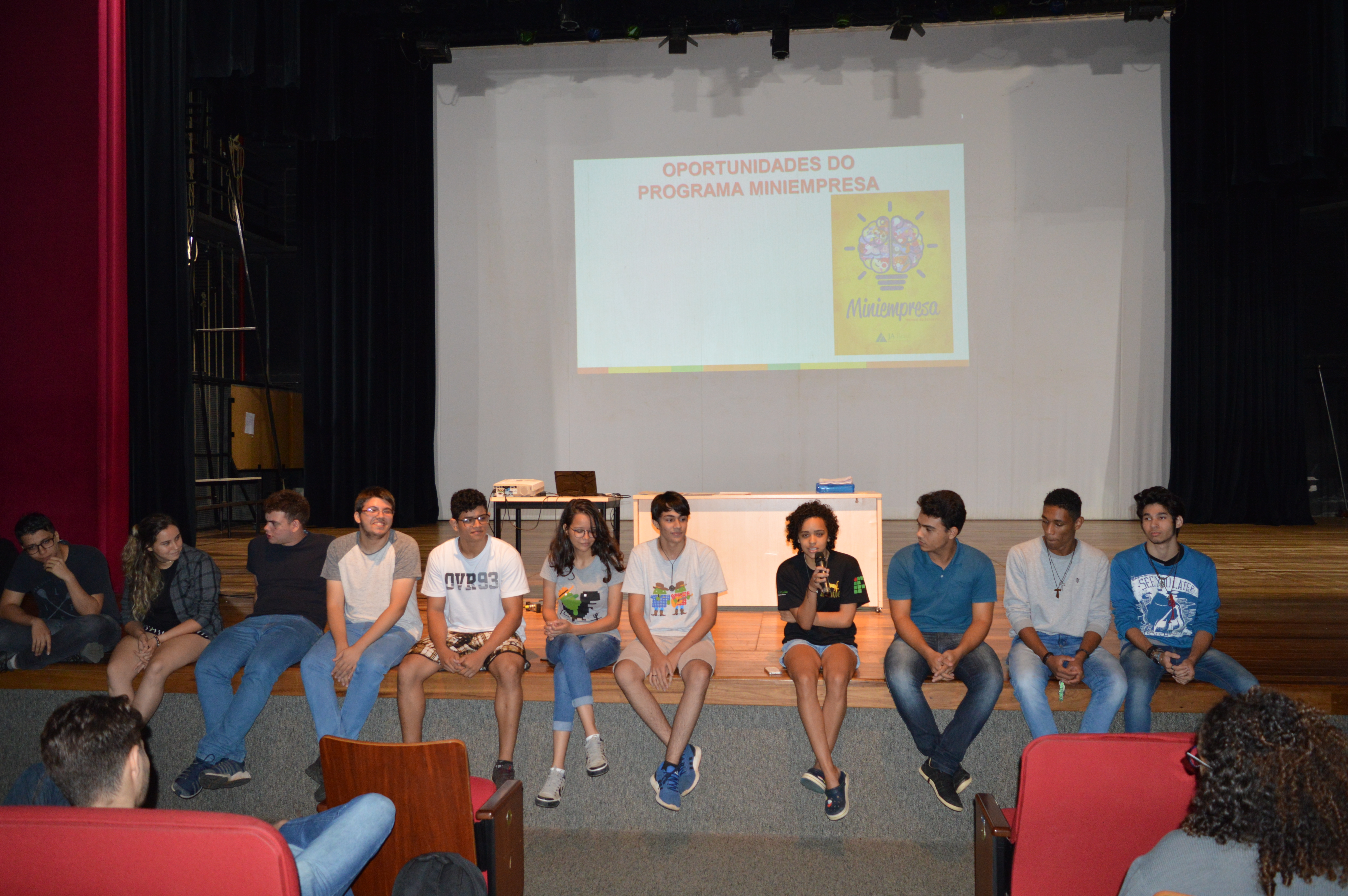 Alunos da edição 2018 do Programa Miniempresa, que criaram a Jaguarde S.A/E, falaram dos desafios da jornada, durante o encontro. 